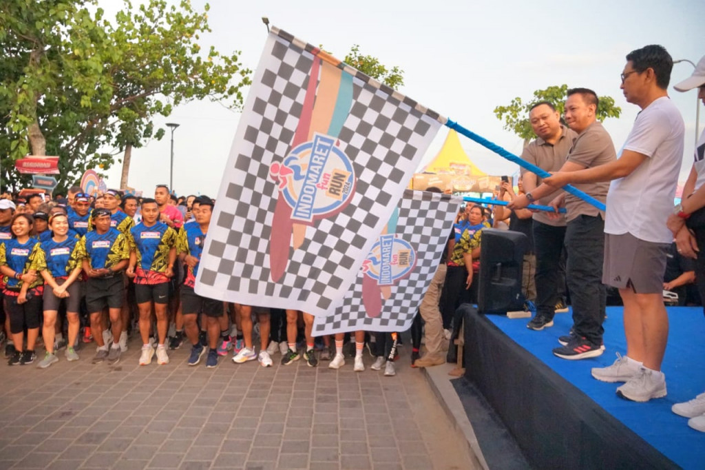 Ajak Masyarakat Peduli kesehatan, Sekda Adi Arnawa Lepas Peserta Fun Run Indomaret 2024